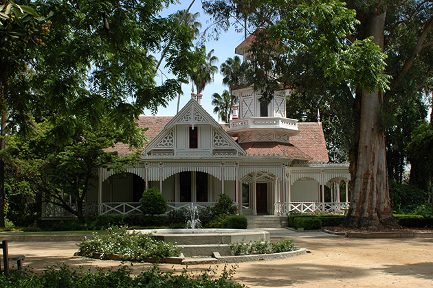 Meet The Fockers filming location: Queen Anne Cottage, Los Angeles County Arboretum, North Baldwin Avenue, Arcadia