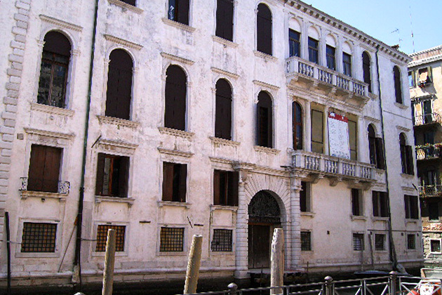 Don't Look Now filming location: Palazzo Grimani, Calle di Mezzo, Venice